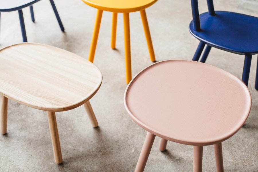Ovaler Couchtisch aus Holz als Beispiel für organische Formen im Möbeldesign 2027