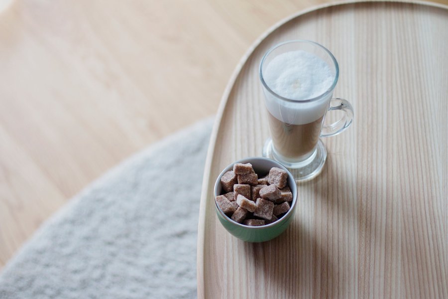 Ovaler Couchtisch aus Holz in einem modernen Wohnzimmer