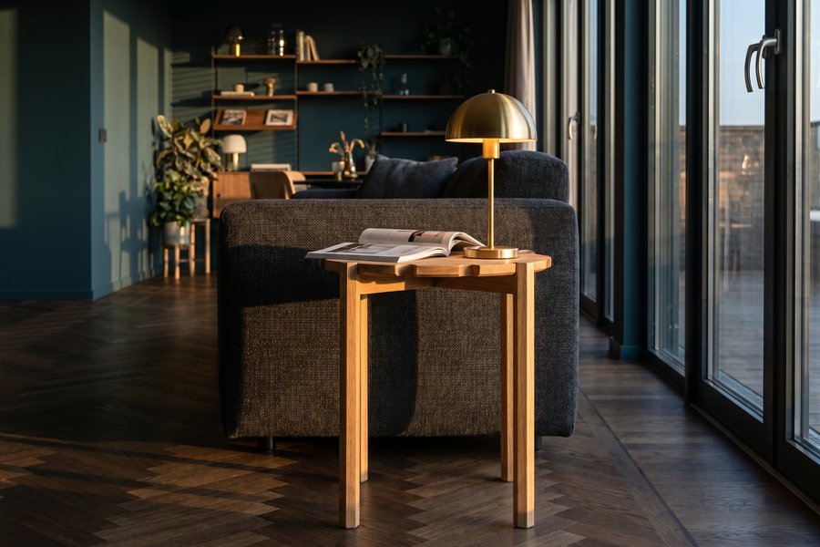 Moderner Beistelltisch mit geometrischer Form