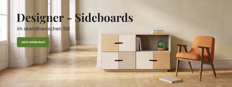 Helles Sideboard mit weiß-natur geteilten Fronten und schwarzen Griffen neben orangefarbenem Vintage-Sessel in skandinavische