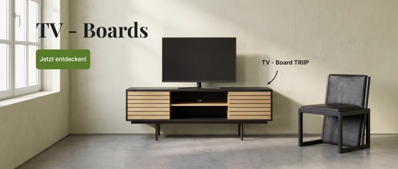 Wohnzimmer mit TV-Ständer aus Holz und schwarzem Metall, schwarzem Stuhl und Fenster im Hintergrund.