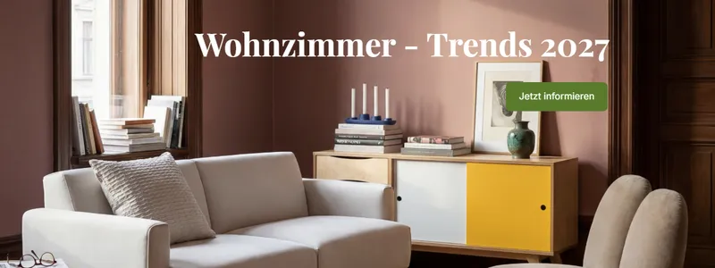 Modernes Wohnzimmer mit beigem Sofa, Sideboard mit gelber und weißer Front, Dekoobjekten und Leuchten auf der Ablagefläche.